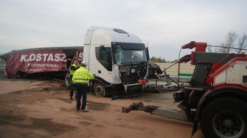 Karambol na A4. Ciężarówka przebiła bariery. 300 litrów oleju na jezdni (ZDJĘCIA)