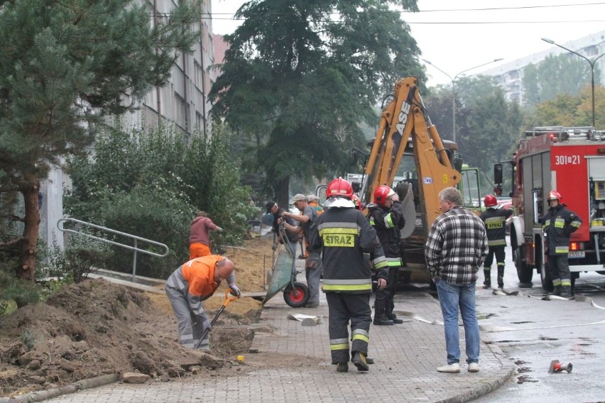 Uszkodzony gazociąg na ulicy Białowieskiej