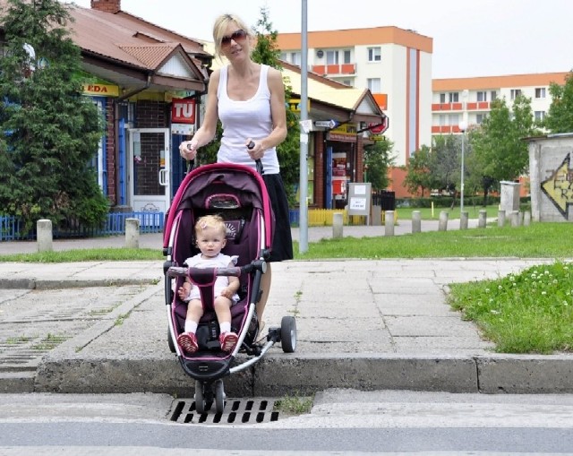 - To jedno z miejsc na ulicy Rapackiego, które najtrudniej pokonać wózkiem. Niestety znajduje się przy przejściu dla pieszych  - mówi Katarzyna Łaska, mama Julii (1,2), mieszkanka osiedla Gołębiów 2.