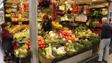 Ile kosztują warzywa i owoce na targowisku w Żarach? [CENNIK]