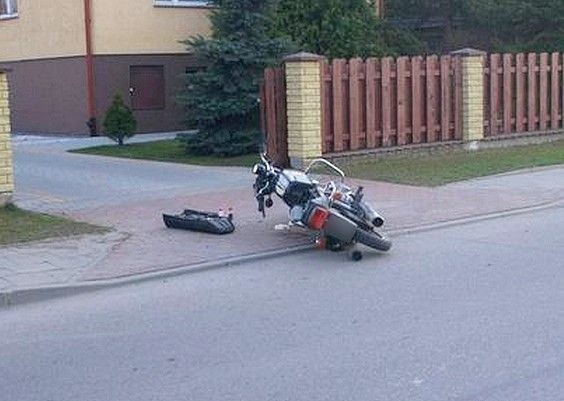 21-letni motocyklista spowodował wypadek. Uciekał przed policją, bo nie miał prawa jazdy.