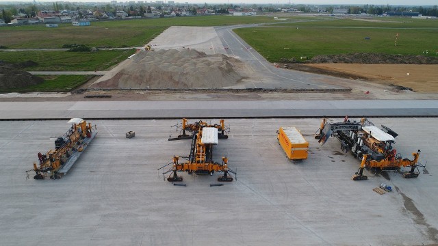 Na radomskim lotnisku trwa przebudowa pasa startowego. Został wydłużony do 2,5 kilometra, wzmacniana jest też konstrukcja istniejącej drogi startowej.
