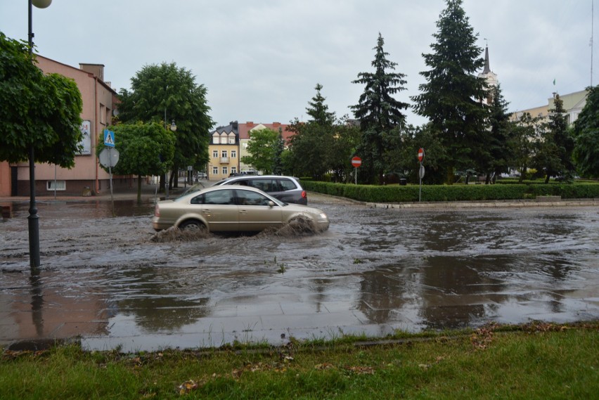 Ostrołęka. Burza nad miastem. Zalane ulice, powalone drzewa, uszkodzone dachy. 24.06.2021 r. Zdjęcia