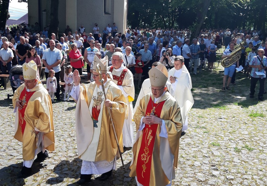 Mężczyźni z rodzinami pielgrzymowali w niedzielę na Górę św....