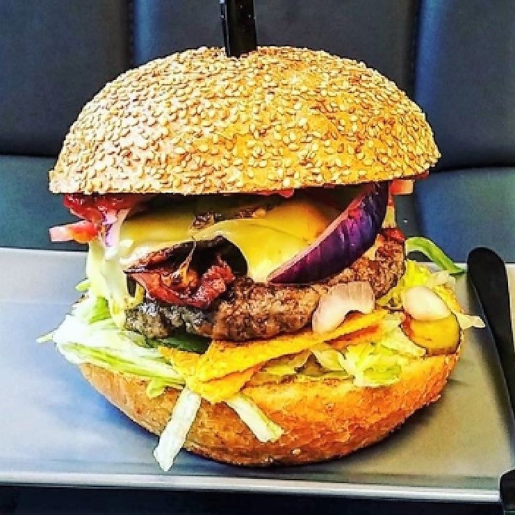 To burger w normalnym rozmiarze - jeden z wielu smakowitych,...