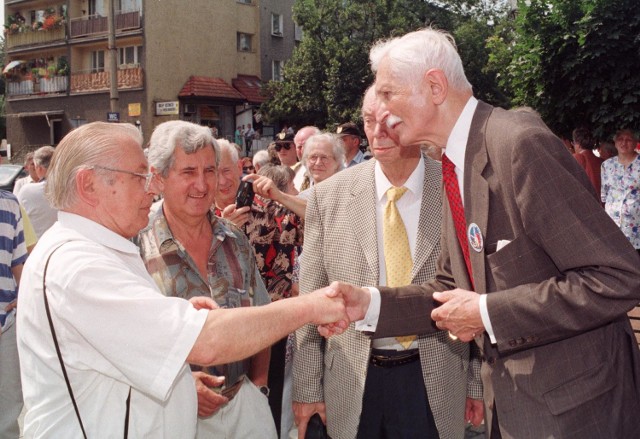 W wolnej Polsce Herbert Hupka (z prawej) odwiedzał Heimat chętnie i często. Na zdjęciu w rozmowie z uczestnikami I Zjazdu Raciborzan w 1998 r.