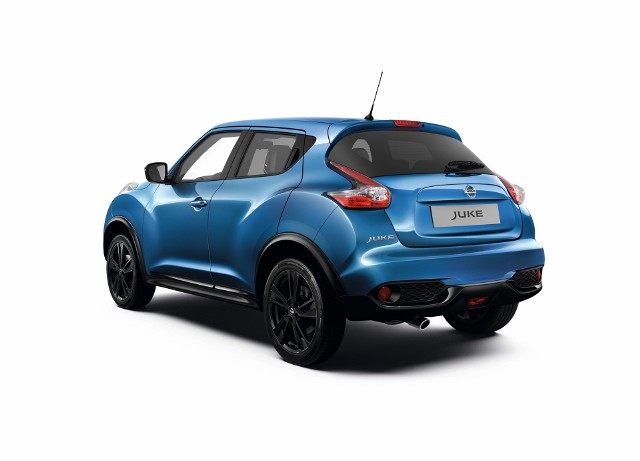 Nissan Juke Dzięki zmianom przód Nissana Juke zyskał nowocześniejszy wygląd. Wprowadzono między innymi nową osłonę wlotu powietrza (z motywem litery V) w kolorze ciemnego chromu, ciemniejsze oprawy reflektorów oraz ciemne klosze kierunkowskazów w lusterkach bocznych. Dodatkowo światła przeciwmgłowe w technologii LED są obecnie standardem od wersji Acenta.Fot. Nissan