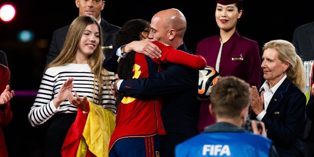 Prezes Hiszpańskiej Kólewskiej Federacji Piłkarskiej Luis Rubiales przytula i całuje reprezentantkę Jennifer Hermoso