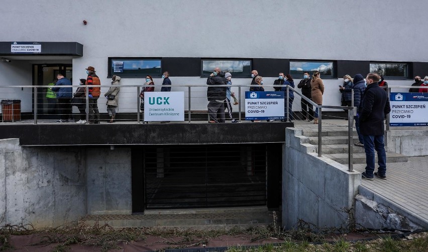 Punkt szczepień przeciwko COVID-19 przy Dębowej 21 w Gdańsku...