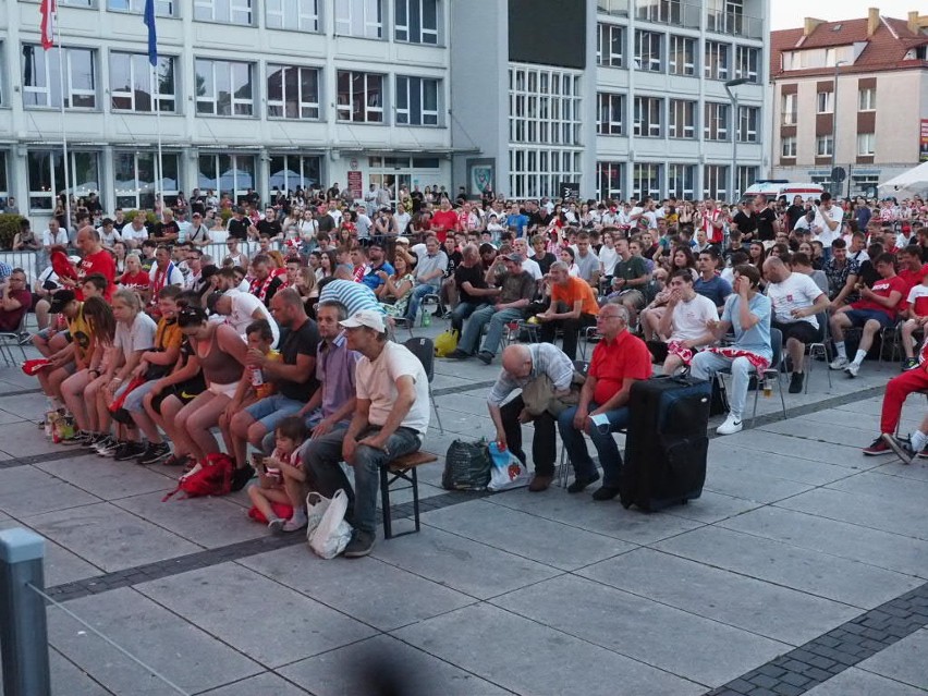 W sobotę wieczorem strefa kibica przed ratuszem w Koszalinie...