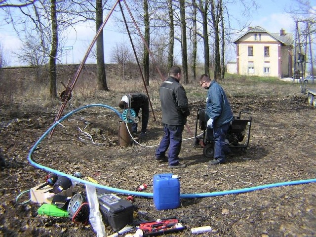 Woda ze studni przy stacji kolejowej w Piekoszowie jest sprawdzana.