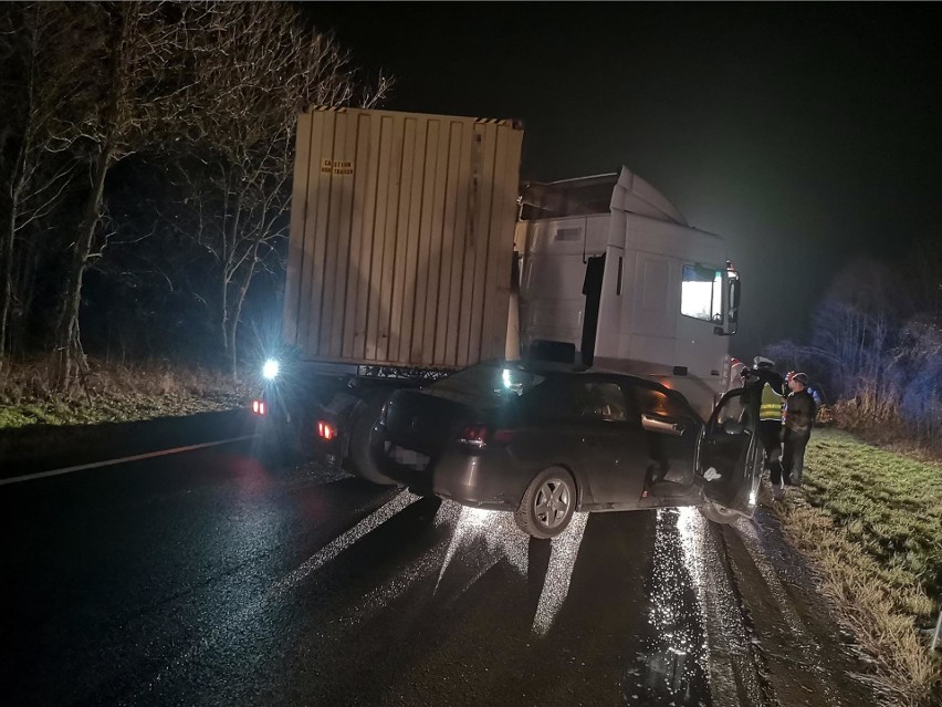 Smęgorzów. Zderzenie aut na drodze krajowej nr 73. Samochód ciężarowy zablokował trasę [ZDJĘCIA]