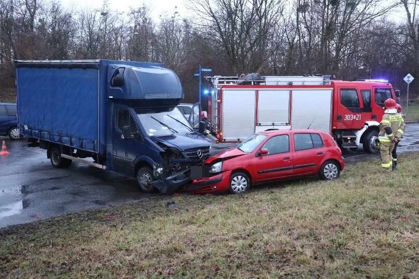 Wypadek samochodu dostawczego i osobowego ma Międzyrzeckiej. Ranna kobieta (ZDJĘCIA)