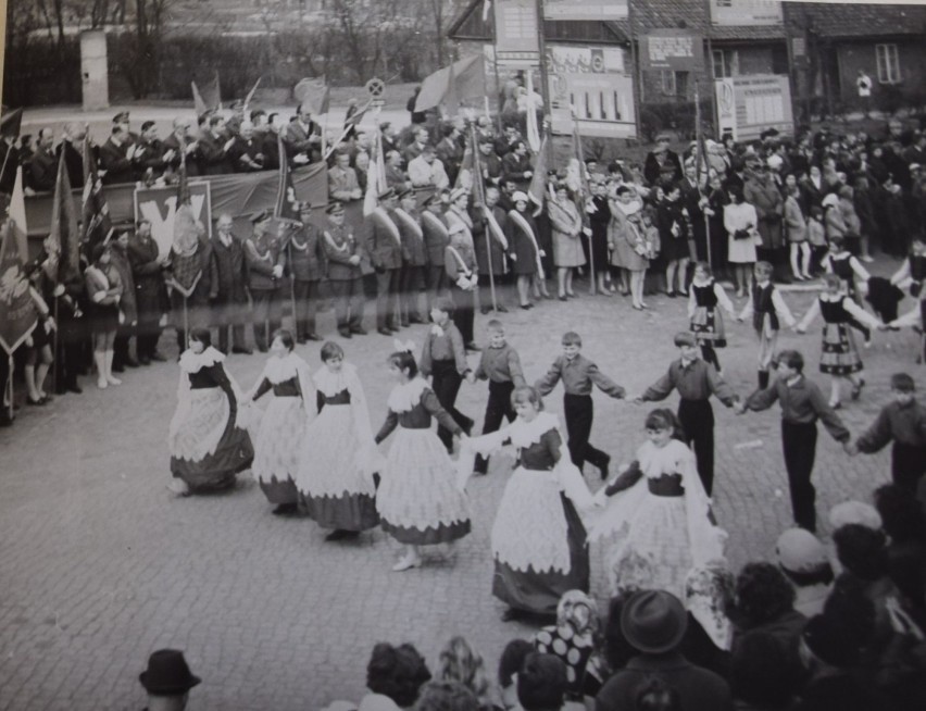 1 maja 1969 r. - w wielotysięcznym tłumie maszerują...