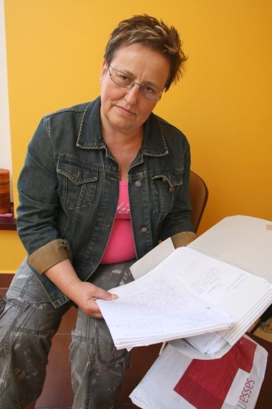 Pani Regina pokazuje pisma, które pisała do zakładu energetycznego w celu anulowania zapłaty z okresu marzec-listopad 2008.