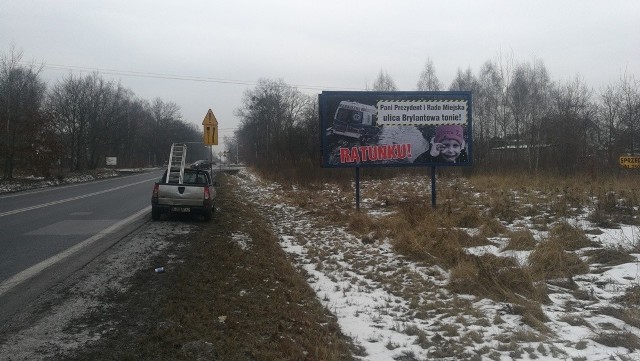 Mieszkańcy ul. Brylantowej w Łodzi są zdesperowani. Od blisko czterech lat próbują wywalczyć remont nawierzchni ulicy, przy której mieszkają. Nie dość, że jest ona gruntowa, to jeszcze pełna ogromnych dziur, które w deszczowe dni zamieniają się w bajora. Żeby tamtędy przejechać, najlepiej mieć auto terenowe, a o przejściu ulicy suchą stopą lepiej zapomnieć. Dlatego mieszkańcy postanowili zamanifestować swoje niezadowolenie na... billboardzie.Zobacz też: