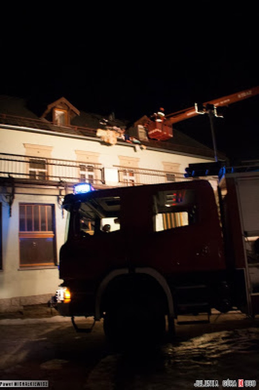 Ogromny pożar pensjonatu Chrobry w centrum Karpacza. Ogień gasiło 10 zastępów straży (ZDJĘCIA)