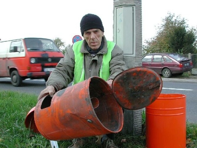 - Według producentów te kubły są niezniszczalne. Ale nasi chuligani palą je, kopią i wyrywają z mocowań - pokazuje Andrzej Pyrzyński. Obok wisi zainstalowany wczoraj śmietnik przy ul. Kozielskiej.