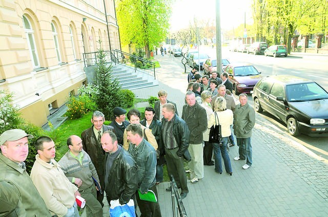 Wczoraj, przed toruńskim oddziałem agencji, ustawiła się kolejka. Rolnicy pojawili się jeszcze przed otwarciem urzędu.
