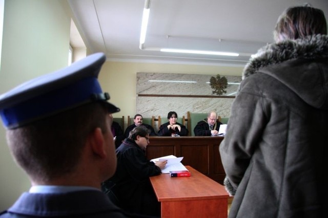 Przed Sądem Okręgowym w Kielcach zaczął się proces 47-latki oskarżonej o zamordowanie matki.