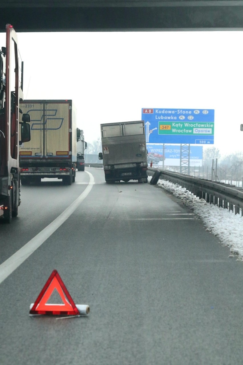 Bardzo niebezpieczna sytuacja na AOW. Samochód dostawczy zgubił dwa koła! [ZDJĘCIA]