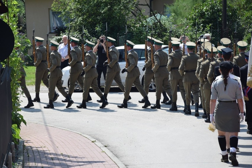 Hołd dla 30 ofiar pacyfikacji Radwanowic w miejscu kaźni hitlerowskiej. Wspomnienia bestialskiego mordu [ZDJĘCIA] 