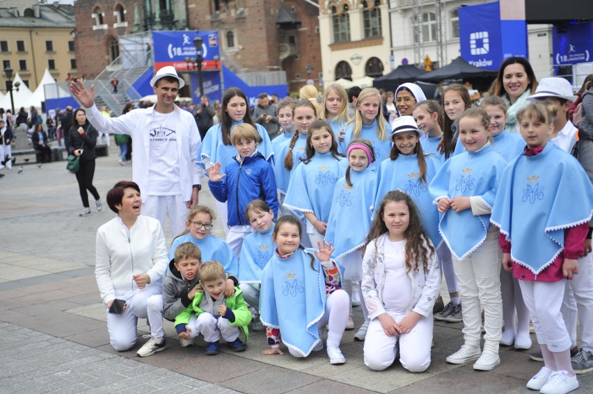 Kraków. Róża dla Jezusa Miłosiernego na Rynku Głównym