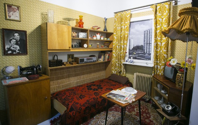 Te zdjęcia pokazują, jak wyglądały nasze mieszkania w czasach PRL. Zazwyczaj były do siebie bardzo podobne, a luksusów nie było. Zobacz pokoje, łazienki, kuchnie oraz ich sprzęt i wyposażenie. Przypominamy je na kolejnych slajdach. Wspomnienia gwarantowane >>>>>