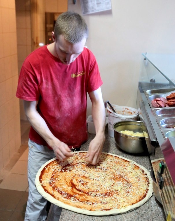 Tak powstaje pizza w pizzeri Biesiadowo