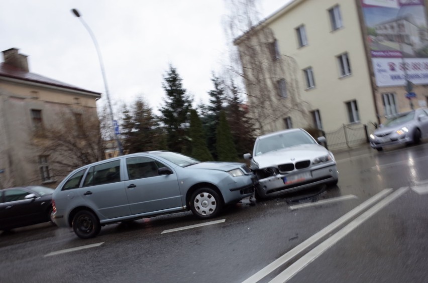 Dwa samochody zderzyły się na placu Śreniawitów w Rzeszowie...