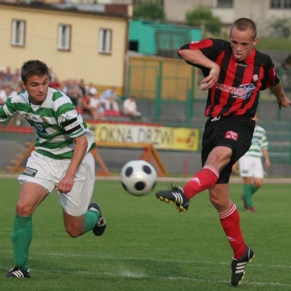 Piłkarze Druteksu-Bytovii (czerwono-czarne koszulki) swoimi wynikami sprawiają, że mecze w Pucharze Polski mogą być świętem dla całego regionu.
