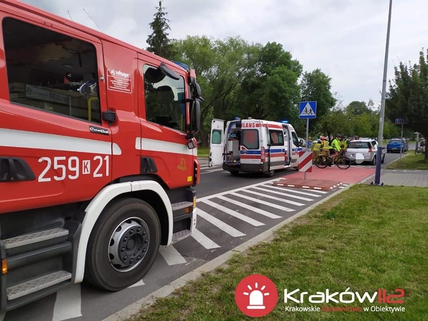 Kraków. Rowerzystka potrącona przez samochód w Nowej Hucie [ZDJĘCIA]