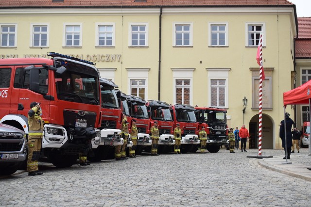 Dolnośląscy strażacy otrzymali nowe wozy strażackie.