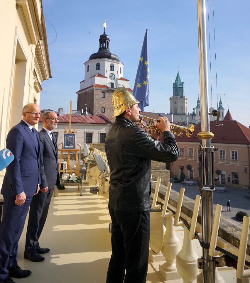 Po śmierci Onufrego Koszarnego flaga została opuszczona do połowy masztu. Lublin złożył hołd miejskiemu trębaczowi