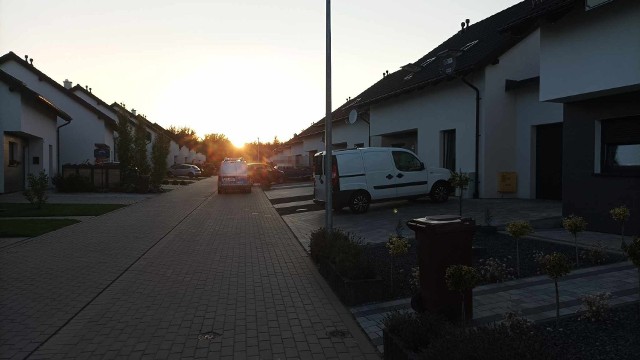 Do tragedii doszło we wtorek, 25 lipca, w podsłupskiej Kobylnicy na niewielkim osiedlu deweloperskim. Ciało żony i syna odnalazł mężczyzna po powrocie z pracy.
