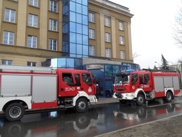 Do Urzędu Miasta w Częstochowie wszedł obcokrajowiec w kominiarce z podejrzanym pakunkiem. Chciał rozmawiać z prezydentem. Gdy mu się to nie udało, pozostawił pakunek i powiedział, że to bomba. Zarządzono ewakuację pracowników i interesantów.