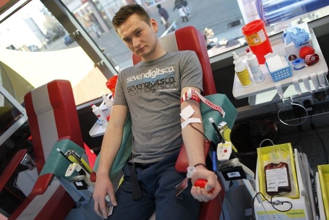 - Dowiedziałem się, że mojej grupy krwi brakuje, więc postanowiłem pomóc - mówi 23-letni Damian Felka z Kórnicy,