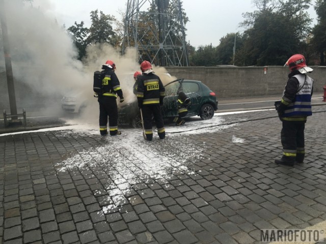 Dziś po południu na ul. Korfantego w Opolu, na przeciwko Komendy Wojewódzkiej Policji zapalił się peugeot 206. Ogień pojawił się w komorze silnika. Gasiły go dwa zastępy straży pożarnej z Opola. Przyczyną pożaru było prawdopodobnie zwarcie w instalacji elektrycznej.