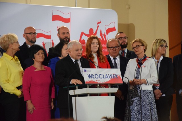 Jarosław Kaczyński, prezes Prawa i Sprawiedliwości, przyjechał do Włocławka. Na konwencji PiS mówił o tym, że wybory można wygrać tylko dzięki ciężkiej pracy, spotykaniu się z wyborcami i słuchaniu ich. Była mowa o programie, o tym co PiS zrobiło i co zamierza zrobić. Szef Prawa i Sprawiedliwości wspomniał o kontrowersyjnej dla wielu reformie sądownictwa.  - Podjęliśmy niełatwą reformę sądownictwa - mówił Jarosław Kaczyński. - Powstał spór, i nie tylko w naszym kraju, ale i w Europie. On jest jeszcze nierozwiązany. To co czyniliśmy, czyniliśmy dobrze, w interesie społeczeństwa i sprawiedliwości. Nie cofniemy się. Reforma będzie kontynuowana - zapowiedział prezes PiS.Szef partii mówił też o pluralizmie w mediach. - Wcześniej w gruncie rzeczy mieliśmy do   czynienia z taką sytuacją, że najsilniejsze media mówiły tym samym głosem, a to z demokracją nie ma nic wspólnego - stwierdził Kaczyński.Podkreślił, że dzięki rządom Prawa i Sprawiedliwości Polakom żyje się lepiej, choć zaznaczył, że nie wszystko jest idealne.Jarosław Kaczyński mówił we Włocławku także o edukacji, polityce zrównoważonego rozwoju i planach zwiększenia pensji zasadniczej, najpierw do 3 tys. zł brutto, a docelowo do 4 tys. zł. Pomysł ten jest szeroko komentowany i krytykowany przez przedsiębiorców.- Niektórzy mówią, że podniesienie pensji zasadniczej będzie uderzeniem w przedsiębiorców i będzie  źle służyło - stwierdził i dodał, że praca musi się ludziom opłacać. To gwarantuje postęp gospodarczy. -  Żyjemy w sferze półkolonialnej - powiedział. - Polska to kraj taniej siły roboczej to się musi skończyć. Nie jesteśmy przeciwko przedsiębiorcom. Dokonaliśmy dla nich wiele udogodnień w tej kadencji - skwitował Kaczyński.Nie zabrakło prezentacji kandydatów do sejmu i senatu.Na koniec konwencji mocny lokalny akcent. Prezes Prawa i Sprawiedliwości podkreślił, że jedynym kandydatem tejże partii na senatora w okręgu nr 13 jest Józef Łyczak. Działania posła Łukasza Zbonikowskiego, który startuje do senatu z listy Patriotów i Samorządowców, ostro skrytykował. - Głos na pana Zbonikowskiego to głos przeciwko Prawu i Sprawiedliwości, przeciwko Polsce - powiedział. Wideo.Wybory parlamentarne 2019: Numery list wyborczych. PKW przeprowadziła losowanie