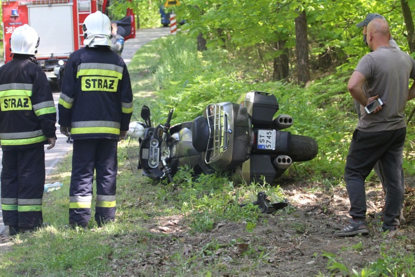 Wypadek w Furmanach - ranne dwie osoby jadące motocyklem (ZDJĘCIA) 