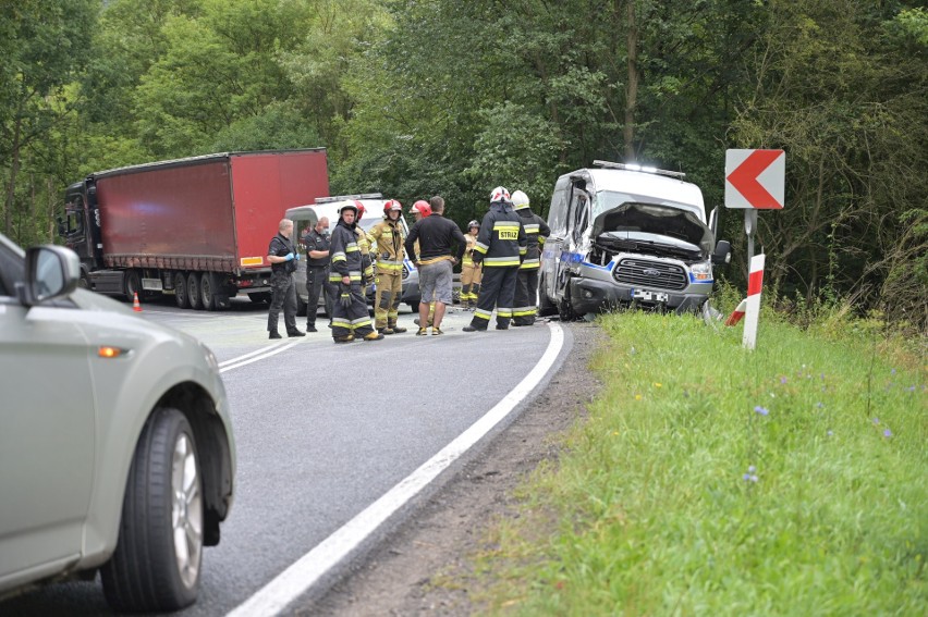 Wypadek samochodu służby więziennej z ciężarówką w Kłódce...