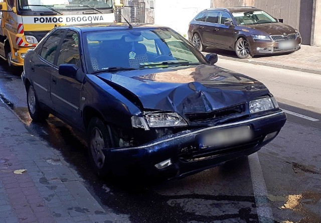 Do zdarzenia doszło w czwartek na ul. Dworskiego w Przemyślu. Kierującego citroenem najprawdopodobniej oślepiło słońce, w wyniku czego najechał on na tył autobusu. W kolizji nikt nie został ranny. Policjanci ukarali mężczyznę z osobówki mandatem karnym. Wsiadł on za kierownicę mimo sądowego zakazu kierowania.Zobacz też: Wypadek w Przemyślu. Na ul. Sportowej kierowca BMW potrącił pieszą