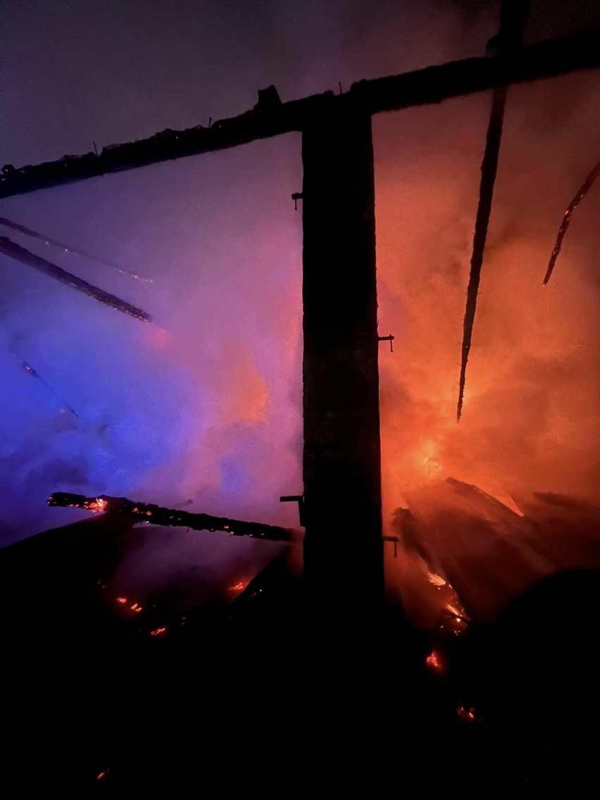W gminie Bodzentyn stodoła stanęła w ogniu. Pożar gasiło pięć zastępów strażackich