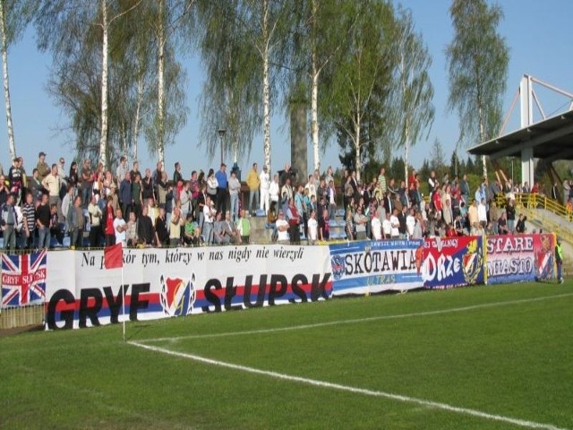 W meczu 22. kolejki III ligi, Gryf 95 Slupsk pokonal Blekitnych Stargard Szczecinski 2:0 (0:0).