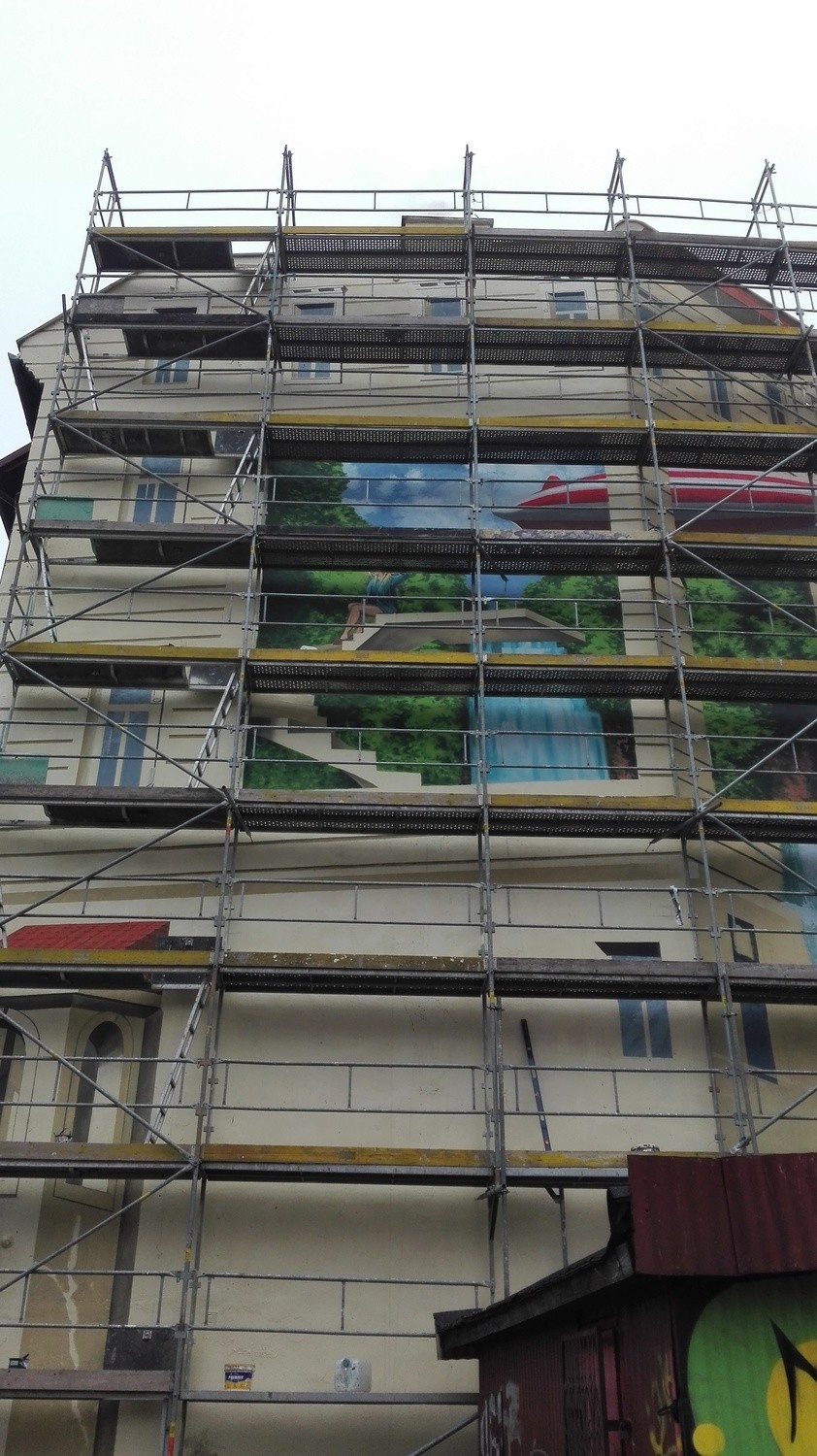 Na początku grudnia zza rusztowań widać już było nowy mural