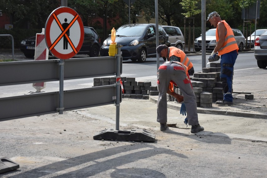 Prace na ulicy Kośnego w Opolu to kolejne utrudnienie w...