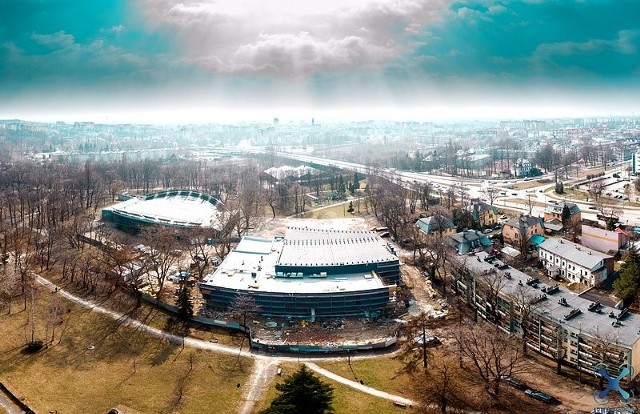 Bryła sosnowieckiej pływalni przy ulicy Żeromskiego przechodzi metamorfozę. Dobudowano nową cześć obiektu. Trwają prace przy elewacji budynku i wewnątrz.Zobacz kolejne zdjęcia. Przesuwaj zdjęcia w prawo - naciśnij strzałkę lub przycisk NASTĘPNE