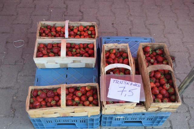 Truskawki w cenie 7,5 zł za kilogram sprzedawano we wtorek 20 czerwca na targowisku w Przysusze.
