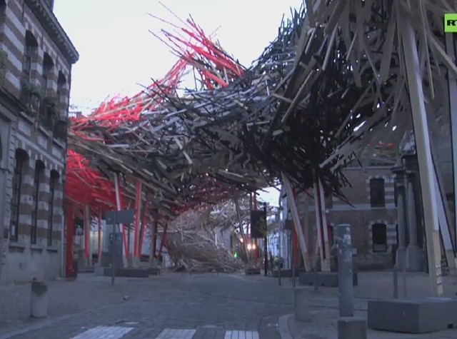 Długa na 85 metrów i szeroka na 16 metrów instalacja artystyczna "The Passenger" runęła w Wigilię Bożego Narodzenia na ulicę w centrum Mons w Belgii.