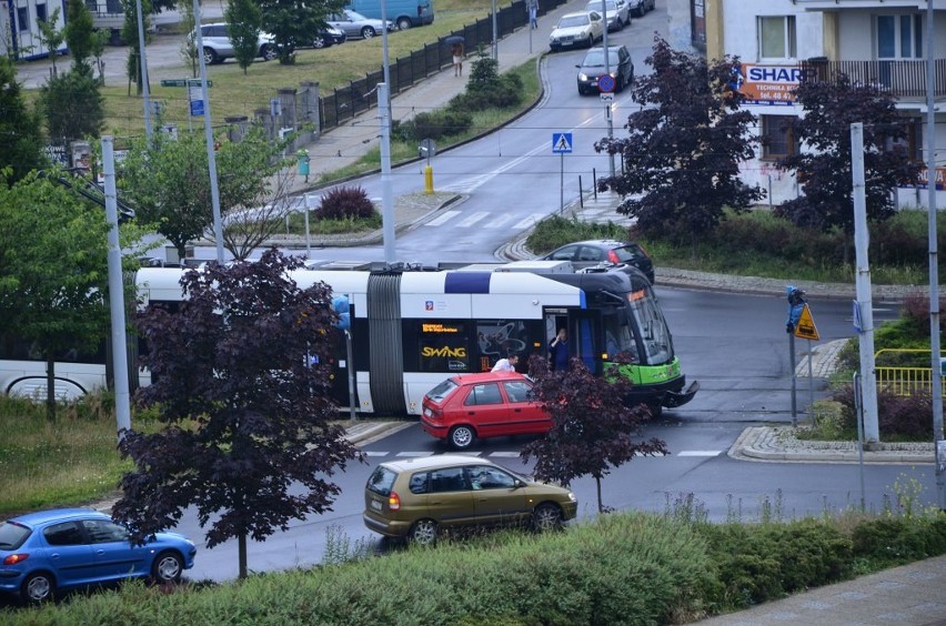 Kolizja na rondzie Siwka. Samochód zderzył się z tramwajem [wideo]